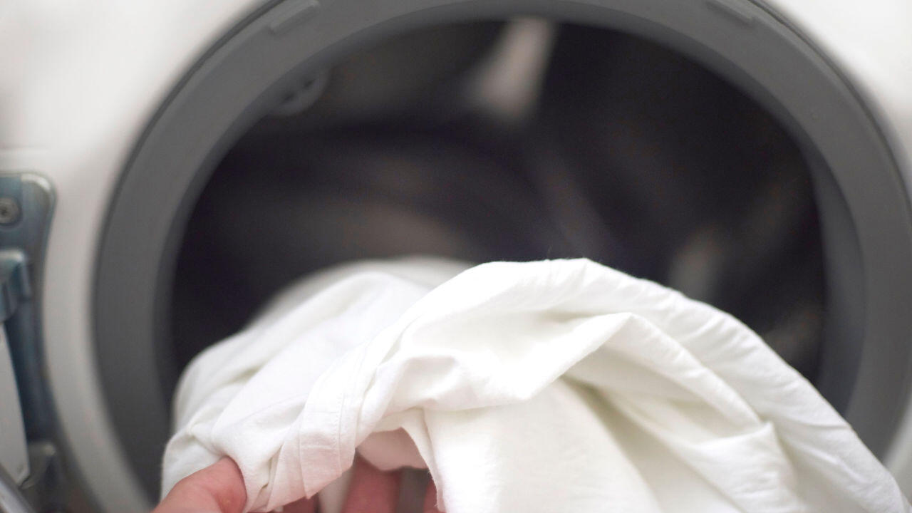 Die meisten Duschvorhänge aus Kunststoff lassen sich in der Maschine waschen.