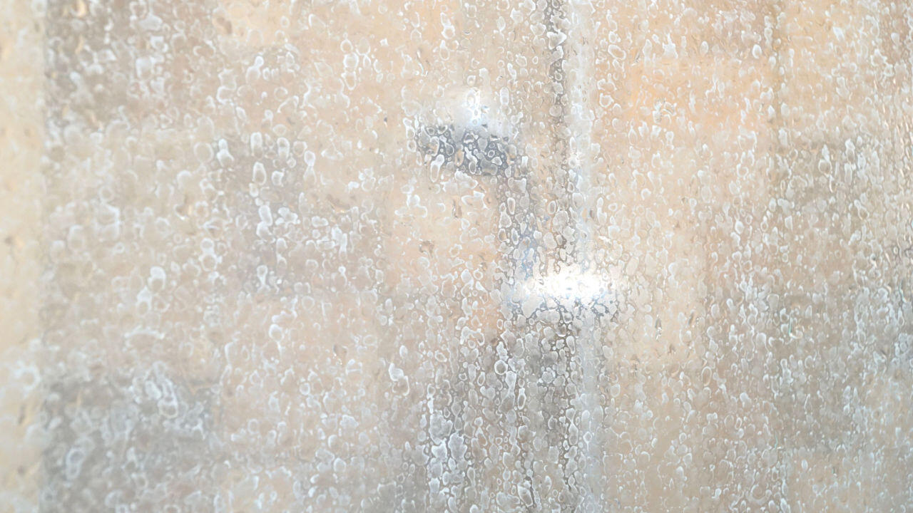 Hartnäckige Kalkflecken auf der Kunststoff-Duschwand lassen sich mit Zahnpasta entfernen.