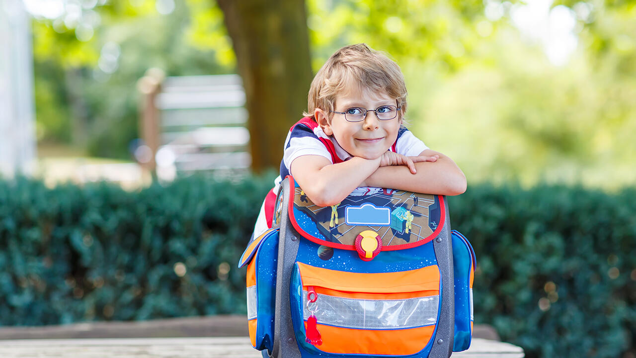 Ein guter Schulranzen sollte unter anderem breite Reflektorstreifen besitzen, damit Schulkinder im Dunkeln zu erkennen sind.