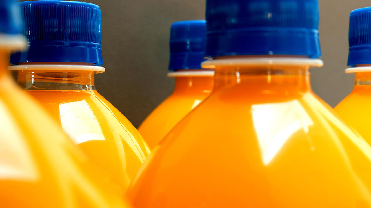 Orangensaft zählt zu den beliebtesten Fruchtsaftgetränken. Aber welche Produkte in den Verkaufsregalen sind empfehlenswert? Wir haben 19 O-Säfte untersucht.