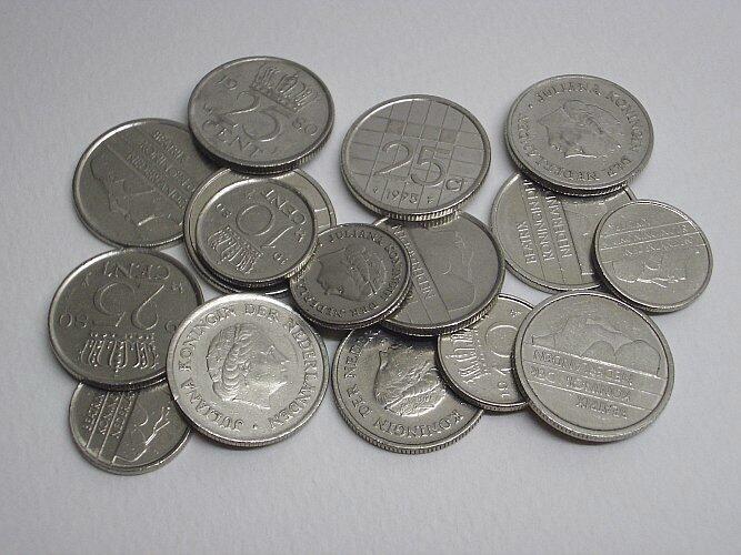 Niederländische Münzen aus Nickel. Sie waren bis zur Einführung des Euro 2001 in Holland im Umlauf.