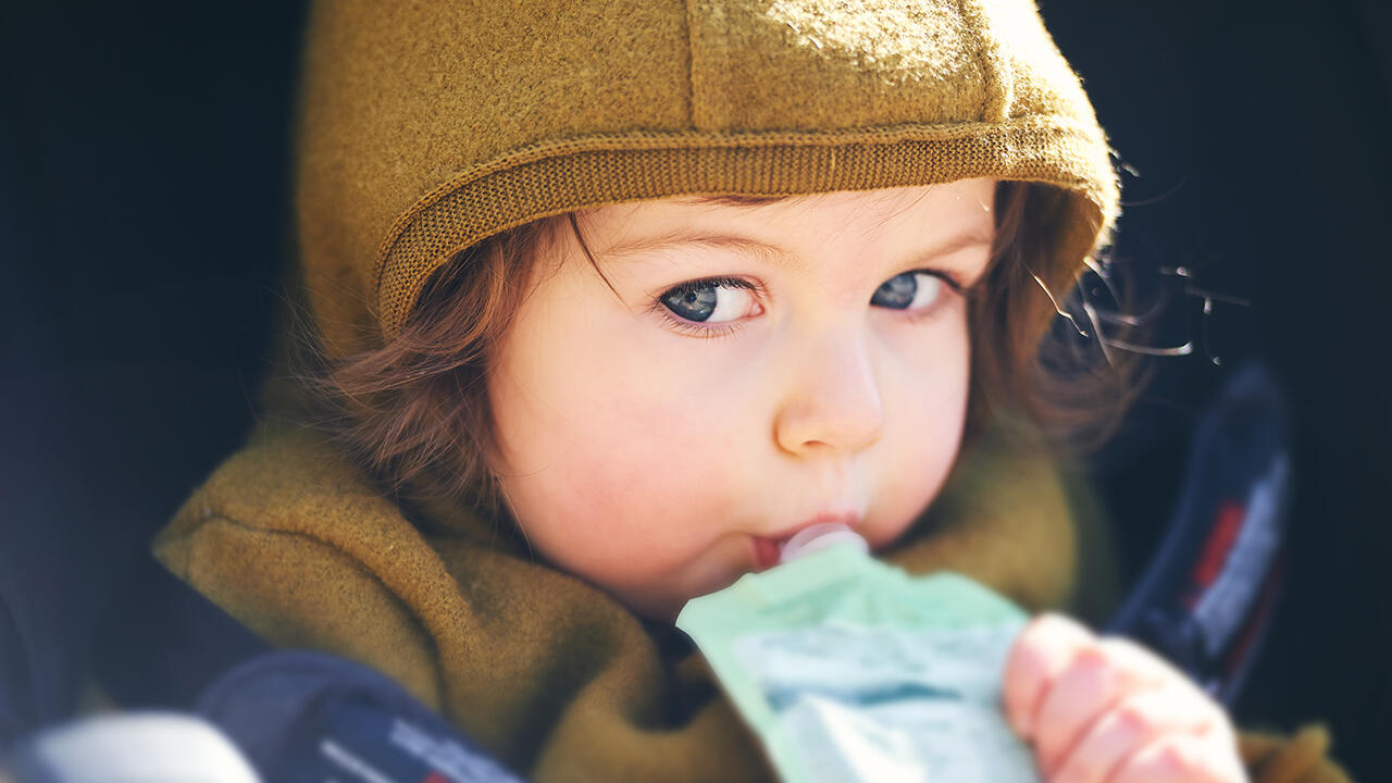 Quetschies sind ein beliebter Snack für kleine Kinder. Aber sie enthalten häufig zu viel Zucker.