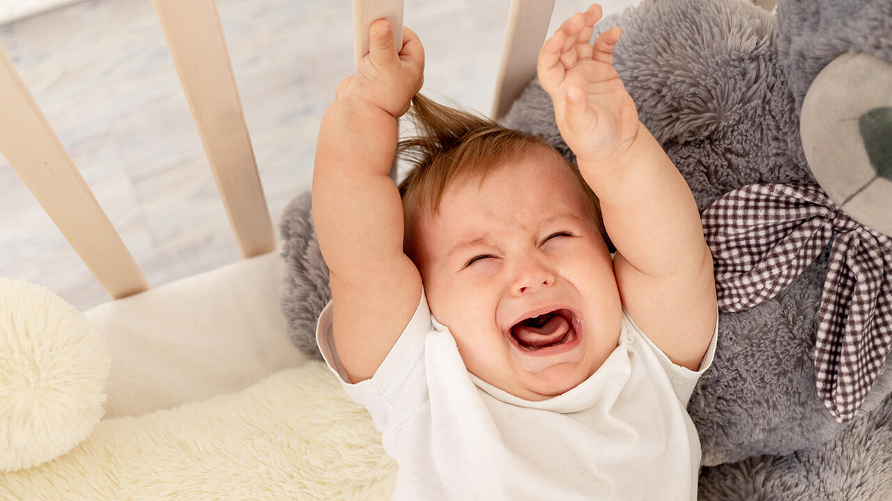Feste Rituale können dem Baby beim Ein- und Durchschlafen helfen.