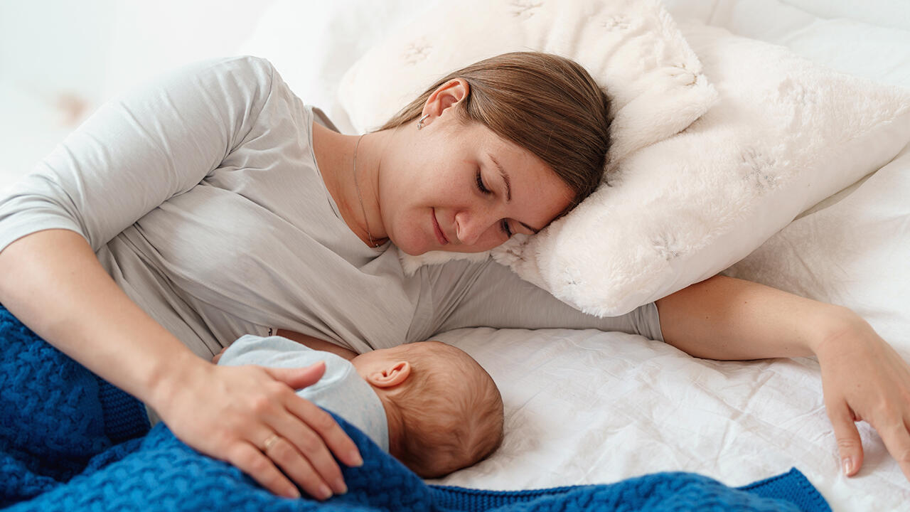 Ab etwa einem Alter von sechs Monaten sollten andere Einschlafrituale als das Stillen etabliert werden.