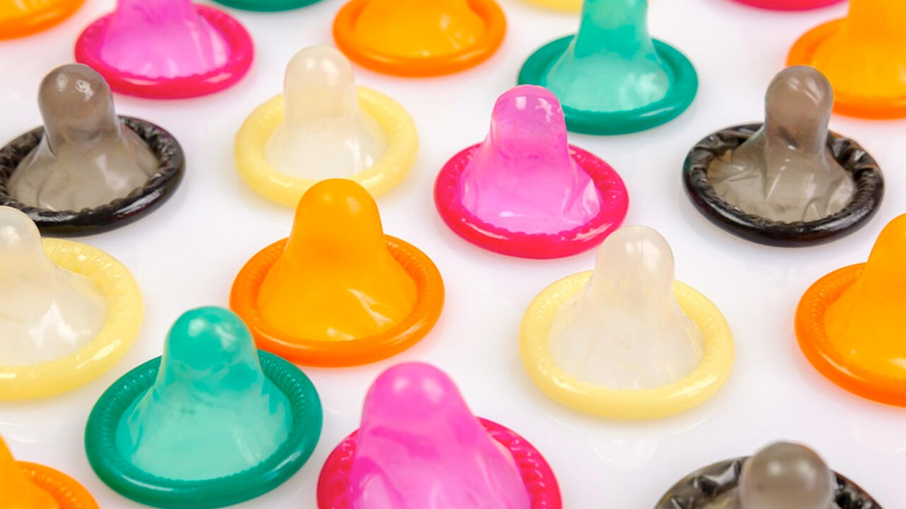 Herkömmliche Kondome sind ein Albtraum für Latexallergiker. Es gibt allerdings auch Kondome aus Polyurethan, Polyisopren, Schafdarm und Nitril, die für Allergiker in Frage kommen können - oder andere Verhütungsmittel. Herkömmliche Kondome sind ein Albtraum für Latexallergiker. Es gibt allerdings auch Kondome aus Polyurethan, Polyisopren, Schafdarm und Nitril, die für Allergiker in Frage kommen können - oder andere Verhütungsmittel.