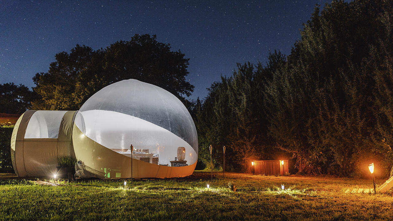 Wer nachts den Sternenhimmel betrachten möchte, kann eine Nacht im Bubble-Tent verbringen.