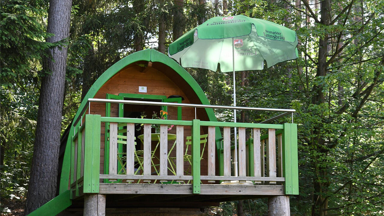 Der Waldcampingplatz am Brombachsee bietet 87 Tiny-Häuser für einen Aufenthalt.