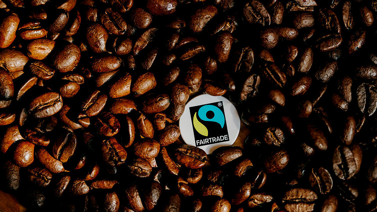 Fairtrade-Kaffee mit dem bekannten Siegel von TransFair e.V. – die bekannteste, aber nicht die einzige Organisation, die für fairen Kaffee steht. Fairtrade-Kaffee mit dem bekannten Siegel von TransFair e.V. – die bekannteste, aber nicht die einzige Organisation, die für fairen Kaffee steht.