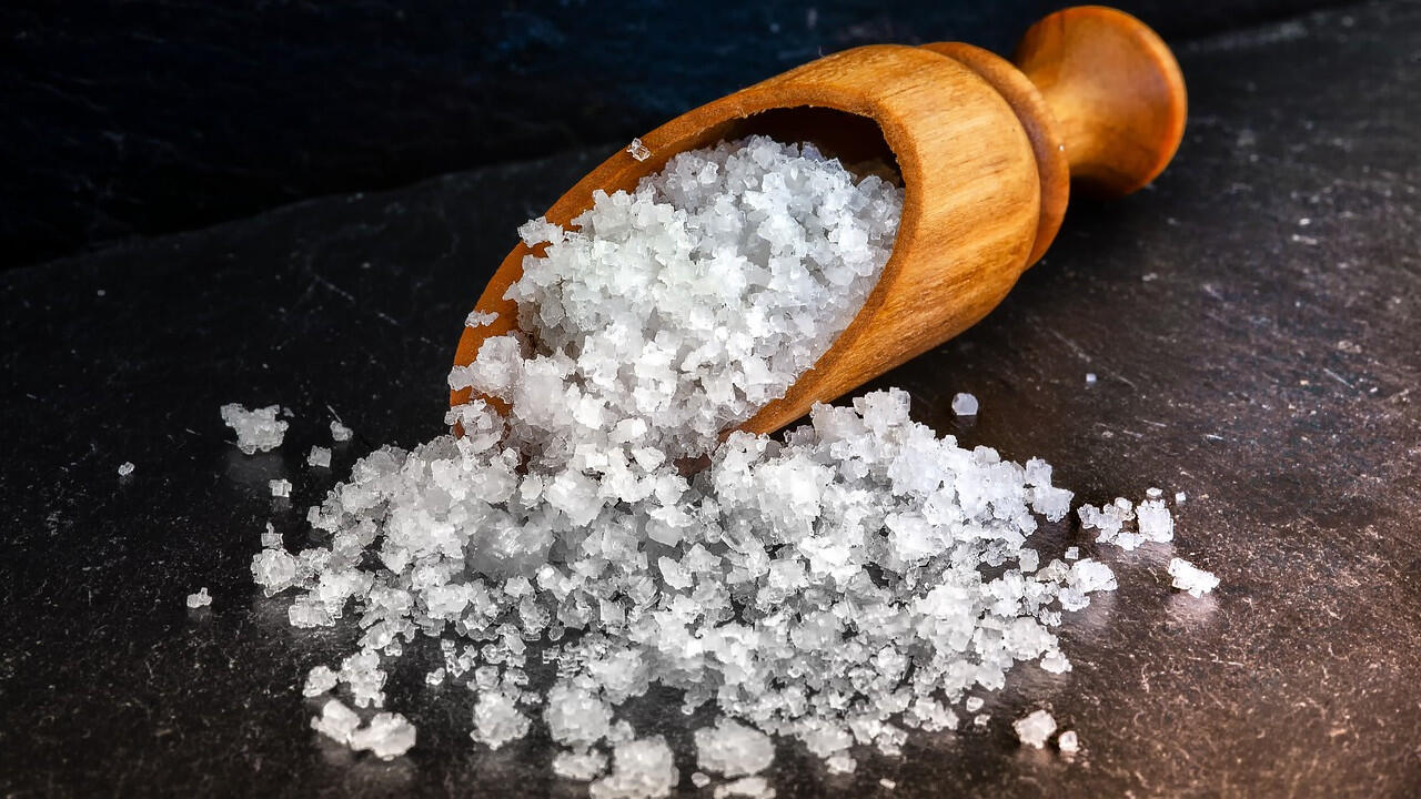 Meersalz eignet sich aufgrund seiner körnigen Struktur optimal für ein Peeling. Meersalz eignet sich aufgrund seiner körnigen Struktur optimal für ein Peeling.