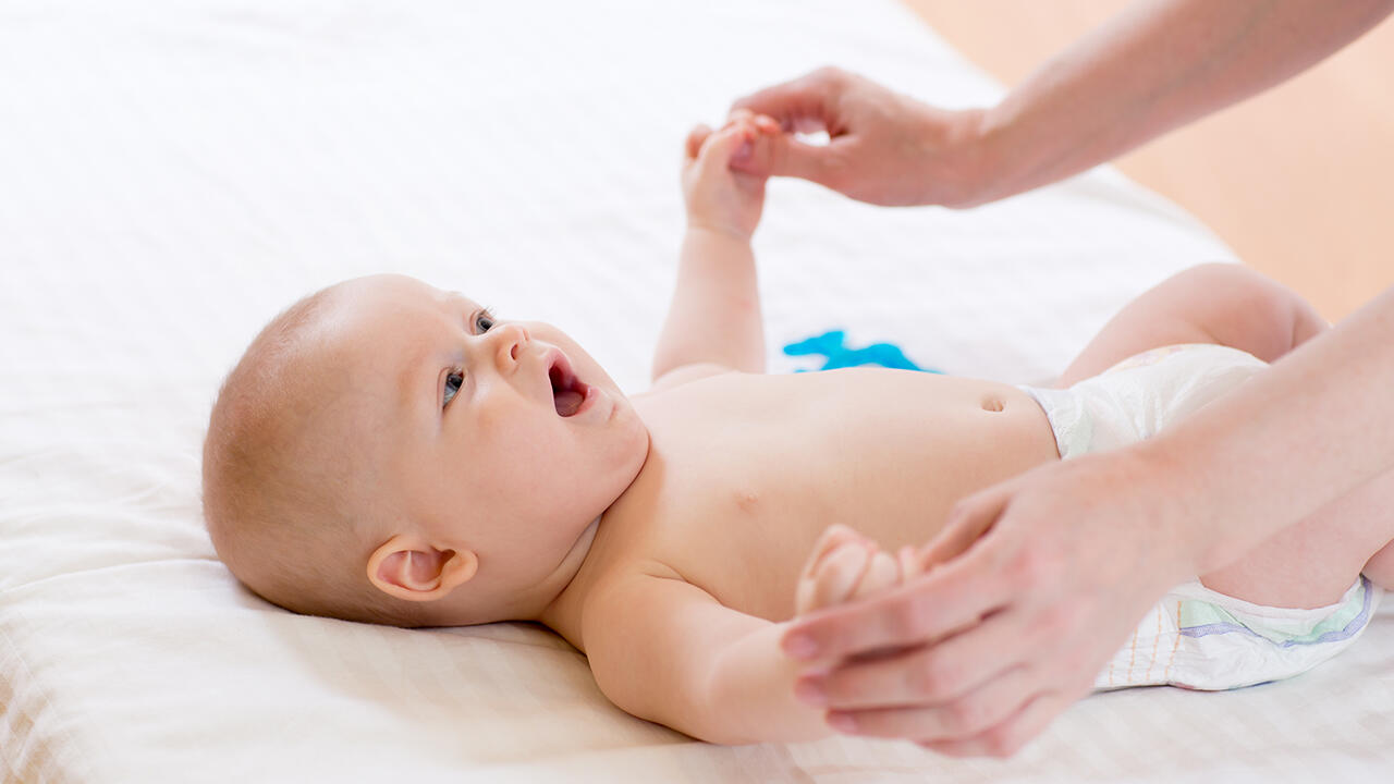 Bei der Babypflege gilt als Faustregel: Lieber einmal zu viel wickeln als zu wenig.