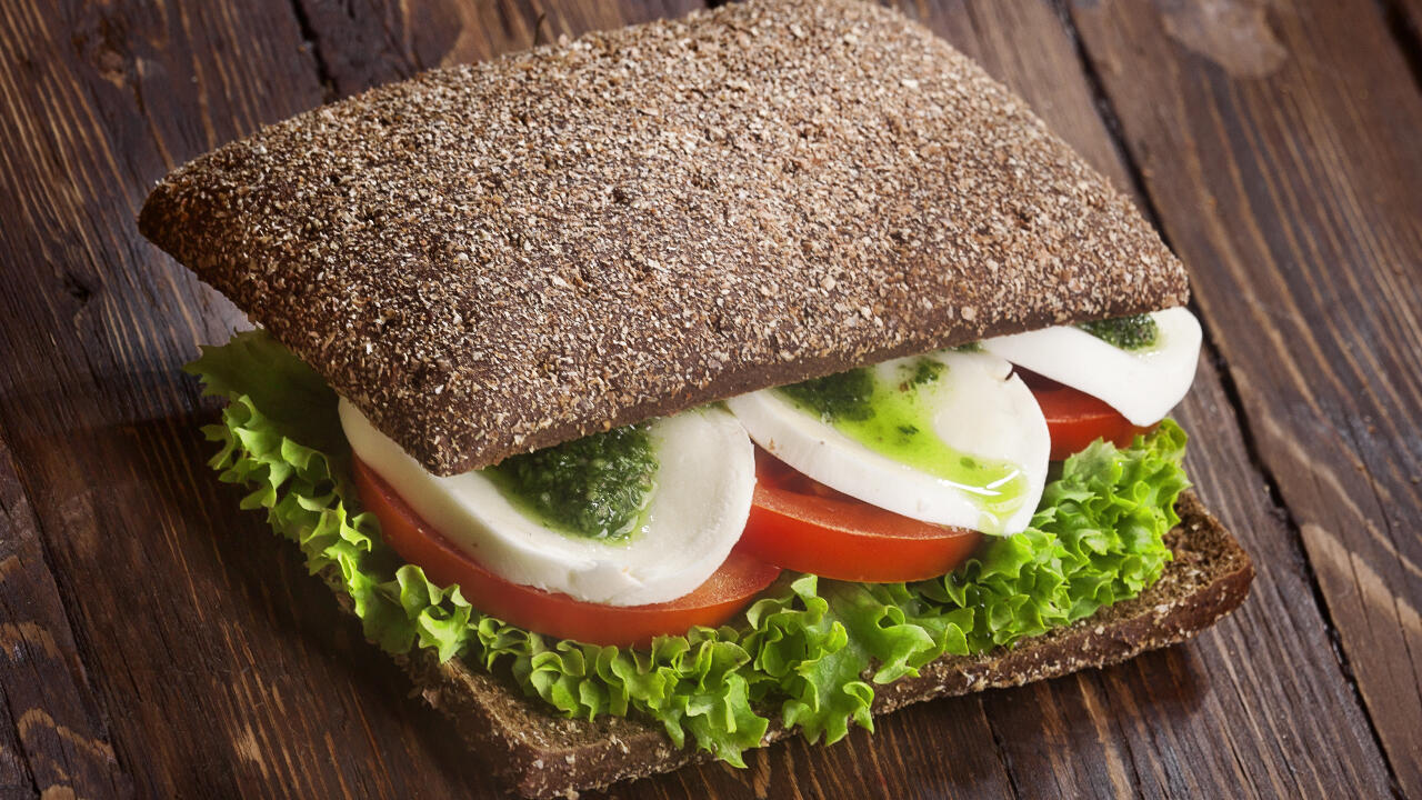 Pesto auf einem belegten Brötchen: Wir haben 20 Pestos getestet. Das Ergebnis: Viele sind nicht zu empfehlen.