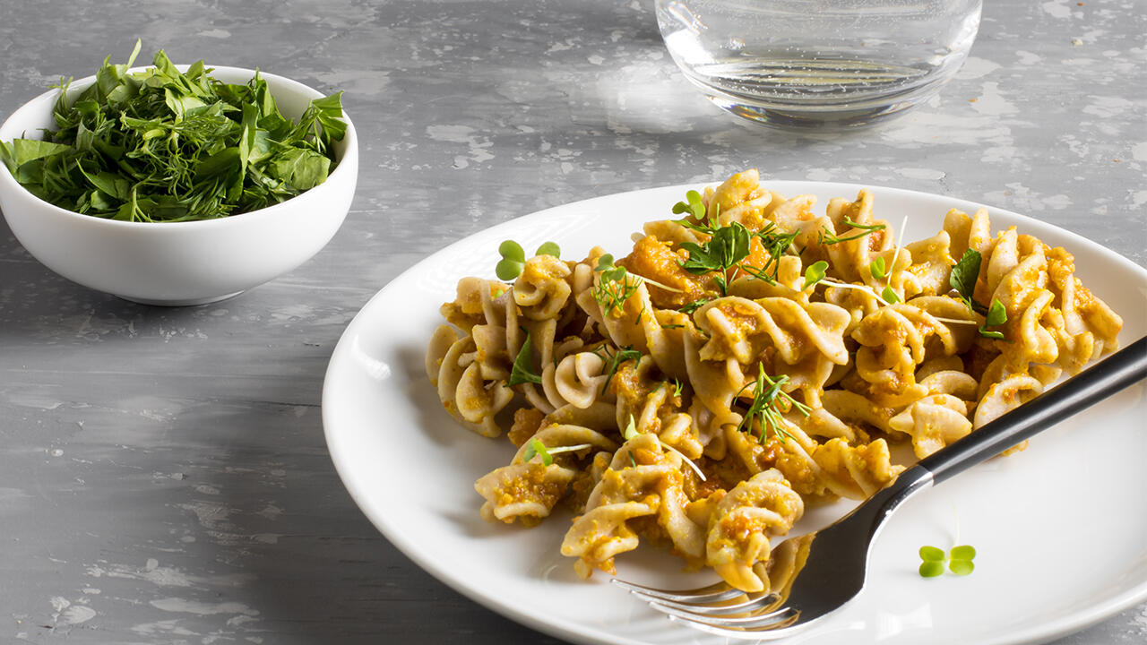 Hartweizengrieß – mehr braucht es für Nudeln wie Fusilli nicht. Beim Kochen kommen Wasser und Salz dazu. 