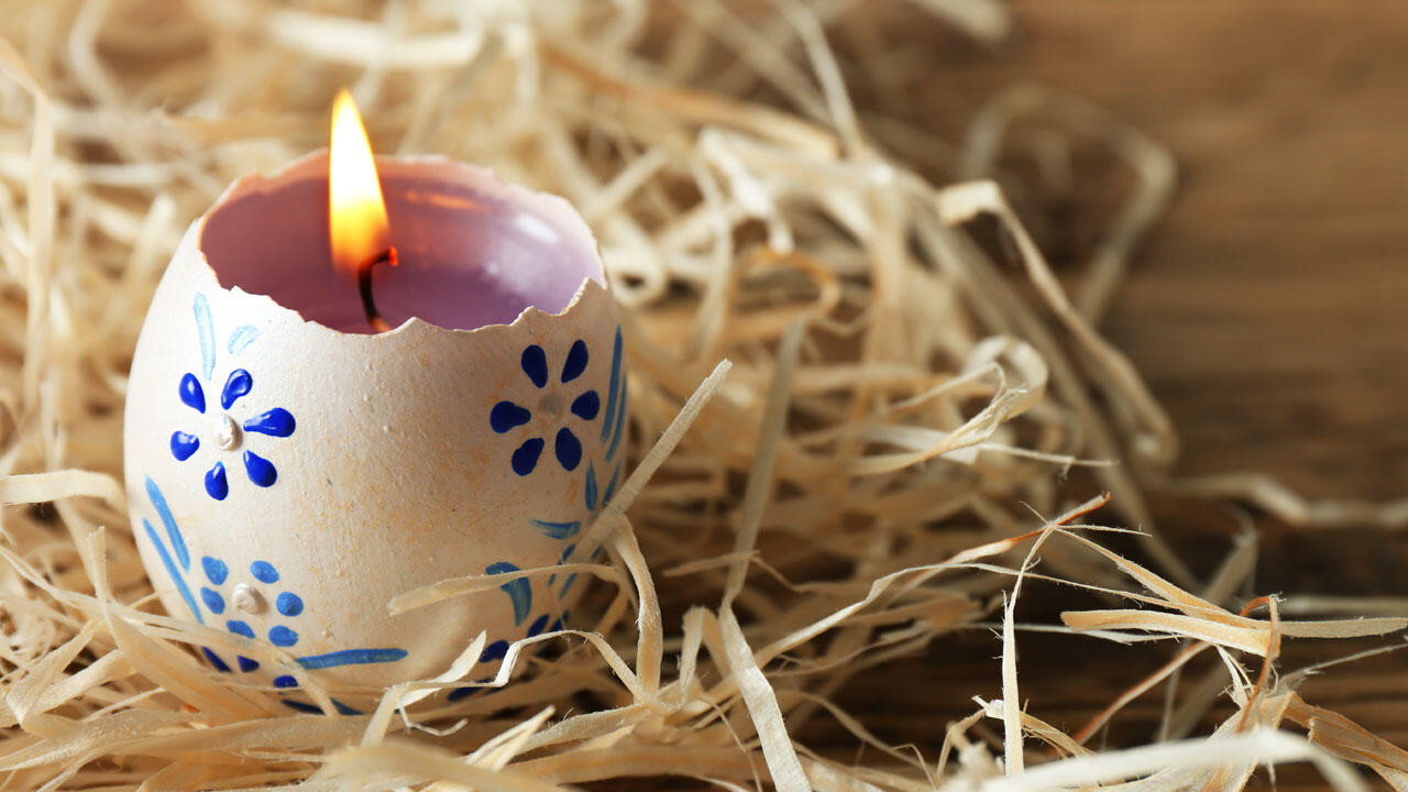 Eierschalen-Kerzen sind eine hübsche Deko für den Ostertisch – und eine schöne Bastelidee für Kinder.