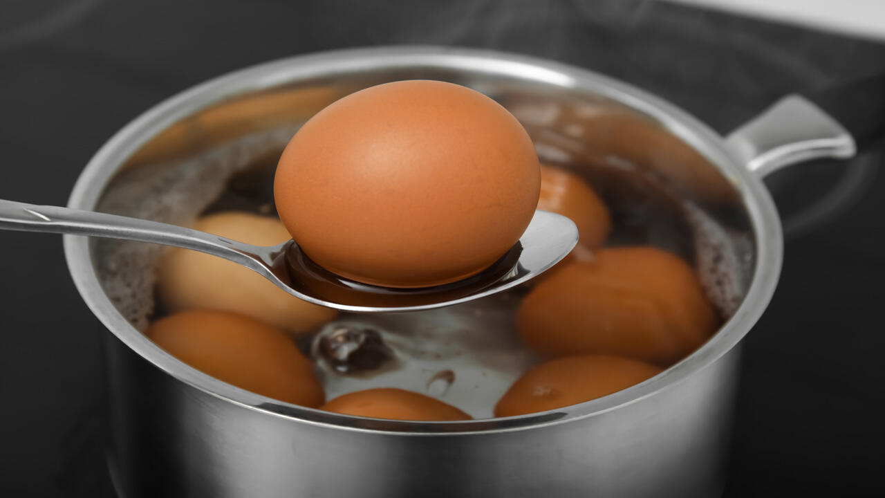 Wenn das Wasser sprudelnd kocht, legen Sie die Eier vorsichtig ins Wasser.