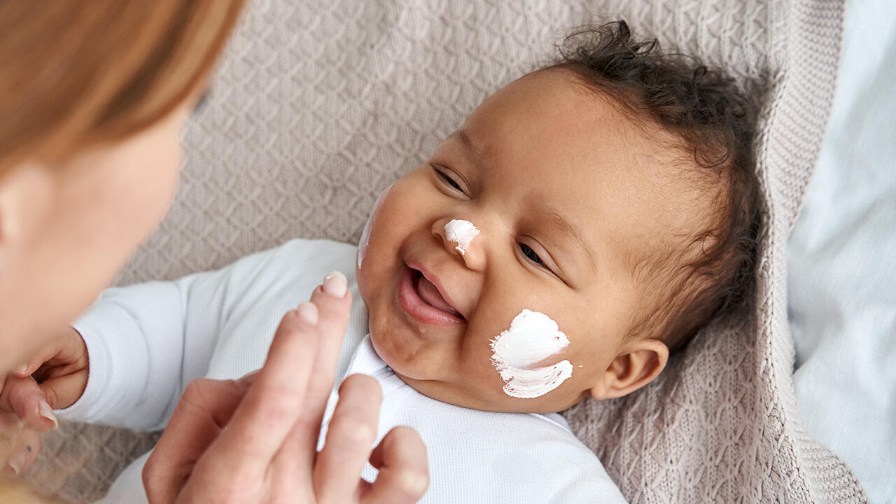 Immer wieder stößt ÖKO-TEST in Baby- und Kinderpflegeprodukten auf Problemstoffe, wie zum Beispiel besonders bedenkliche Mineralölrückstände.