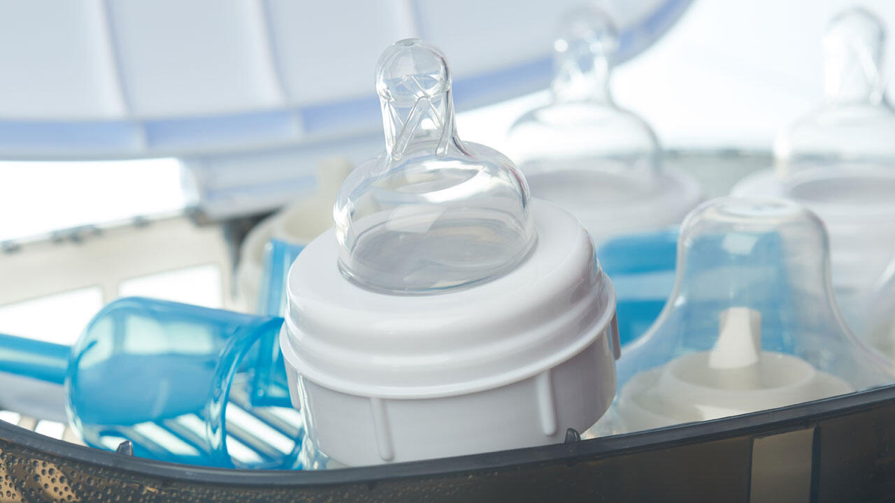 Mit einem Vaporisator lassen sich Babyflaschen, Flaschensauger und Schnuller schnell und einfach mithilfe von Wasserdampf sterilisieren.