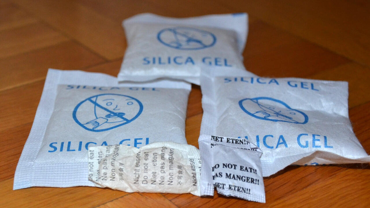 Silica-Gel nicht essen – sondern zum Trocknen weiterverwenden. Silica-Gel nicht essen – sondern zum Trocknen weiterverwenden.