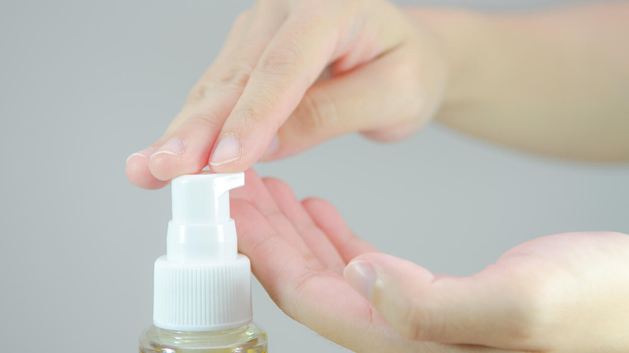 Reinigungsöl kann, genau wie Waschgel oder Reinigungsmilch, zur Gesichtsreinigung eingesetzt werden.