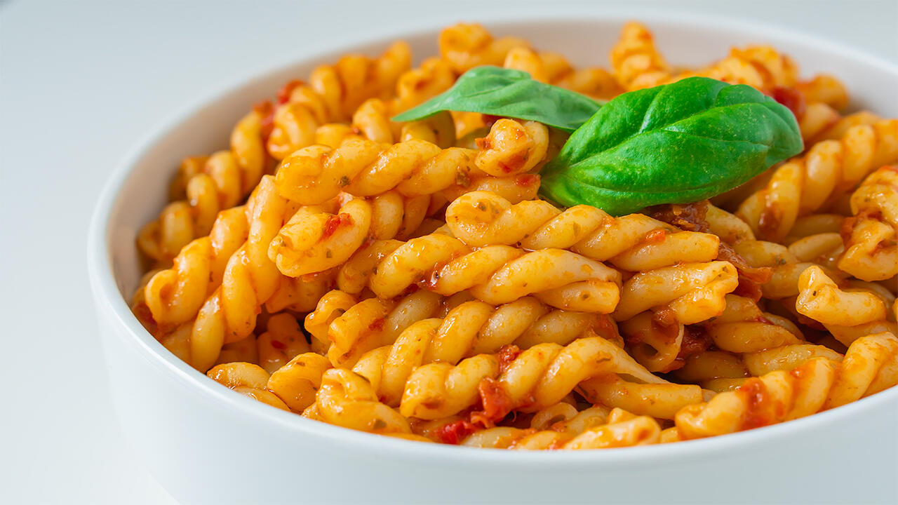 Pesto rosso wird auf der Basis von Tomaten hergestellt. 