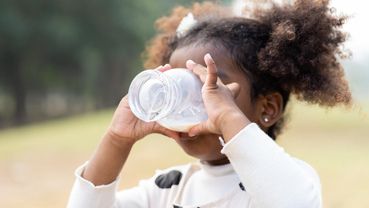 Milch ist für Kinder gesund: Sie liefert wichtiges Calcium und wertvolle Proteine.