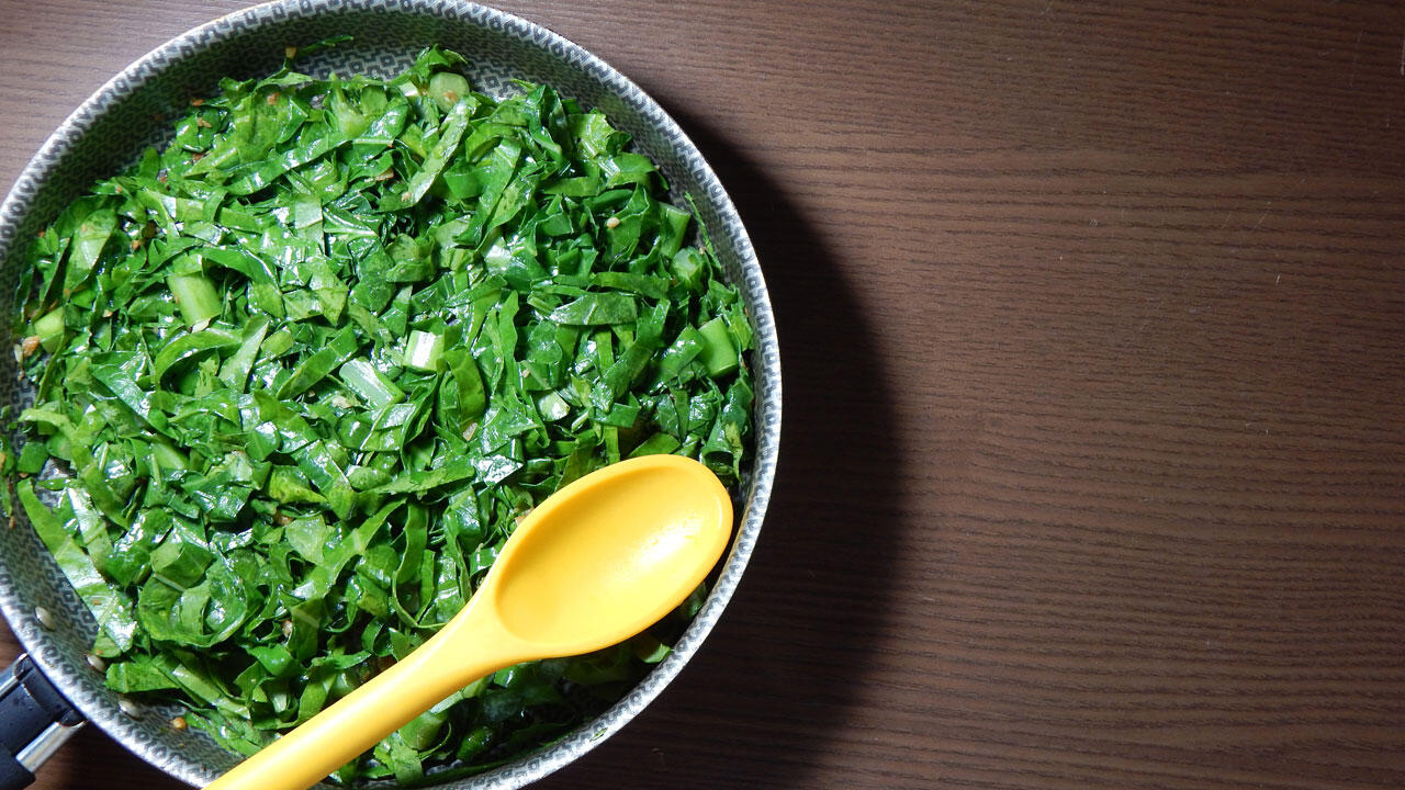 Kohlrabi-Spinat aus den Kohlrabiblättern schmeckt intensiv würzig.