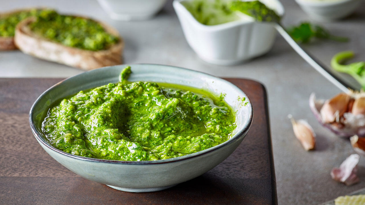 Aus Kohlrabiblättern wird ruckzuck leckeres, aromatisches Pesto.