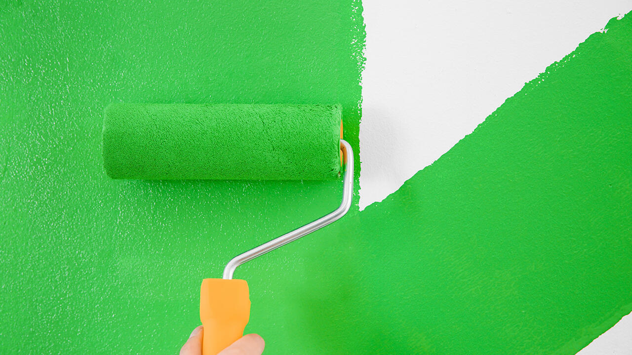 Grüne Wandfarbe soll eine beruhigende Wirkung haben. 