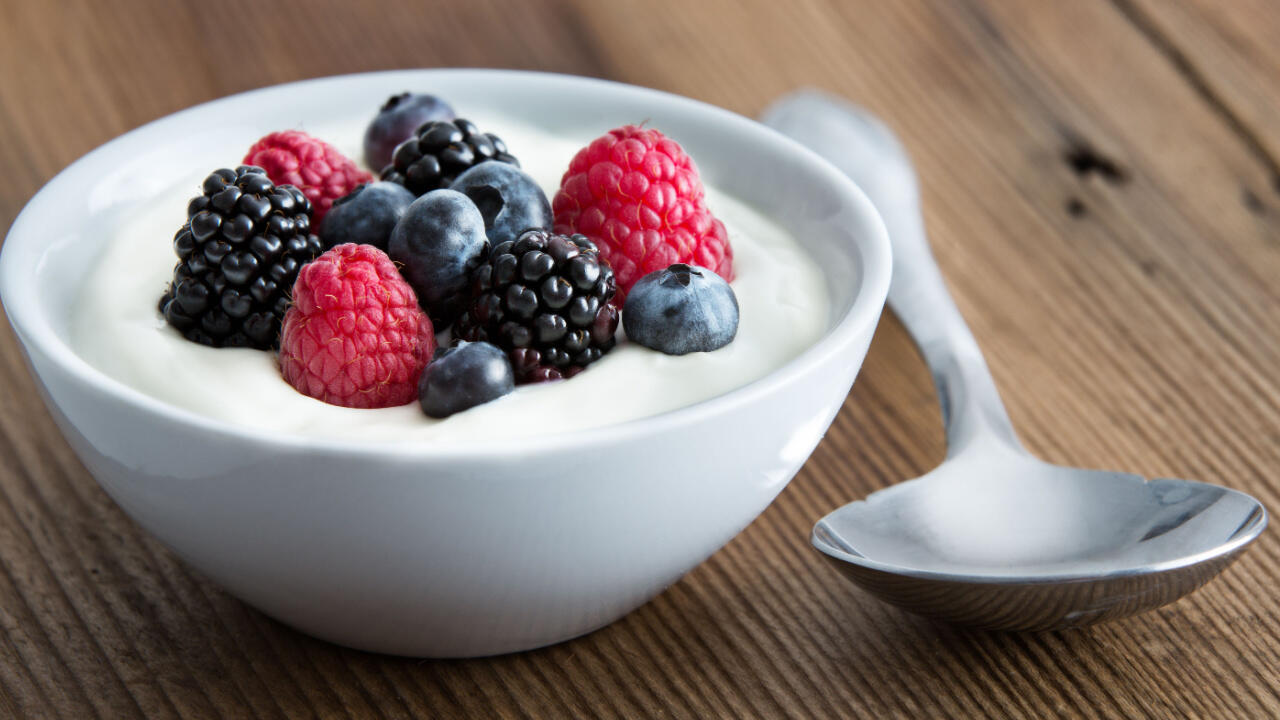 Supersimpel, superlecker: Naturjoghurt mit etwas Obst ist eine gesunde Süßigkeit, bei der Sie gern zugreifen dürfen.