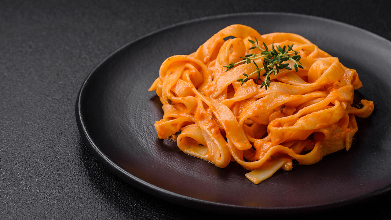 Nudeln mit Pesto rosso sind eine beliebte Speise, wenn es in der Küche schnell gehen muss.