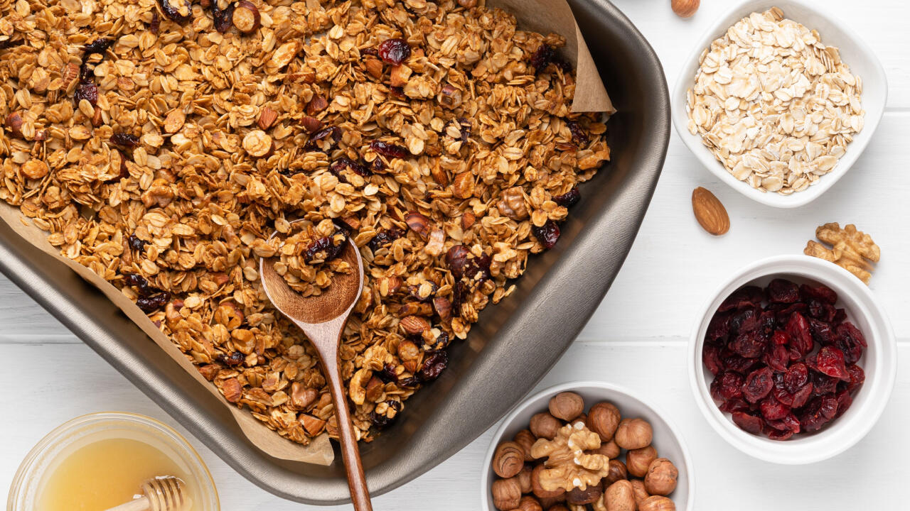 Granola selber machen: Sie brauchen nur Flocken, Nüsse, Öl und, sofern gewünscht, etwas Süßes. 