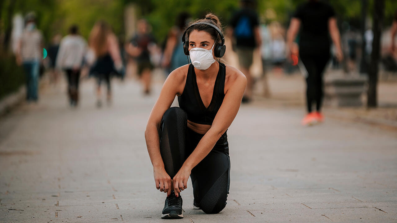 Nach dem Lockdown treiben viele Menschen bei schönem Wetter Sport an der freien Luft - eine Gesichtsmaske sollte zumindest sicherheitshalber immer dabei sein. Nach dem Lockdown treiben viele Menschen bei schönem Wetter Sport an der freien Luft - eine Gesichtsmaske sollte zumindest sicherheitshalber immer dabei sein.