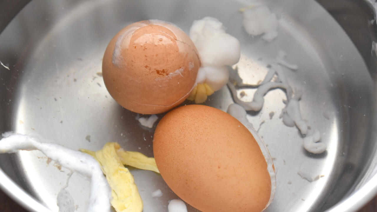 Die Eier anzustechen kann einen Unfall im Topf verhindern. Eine Garantie gibt es aber nicht.