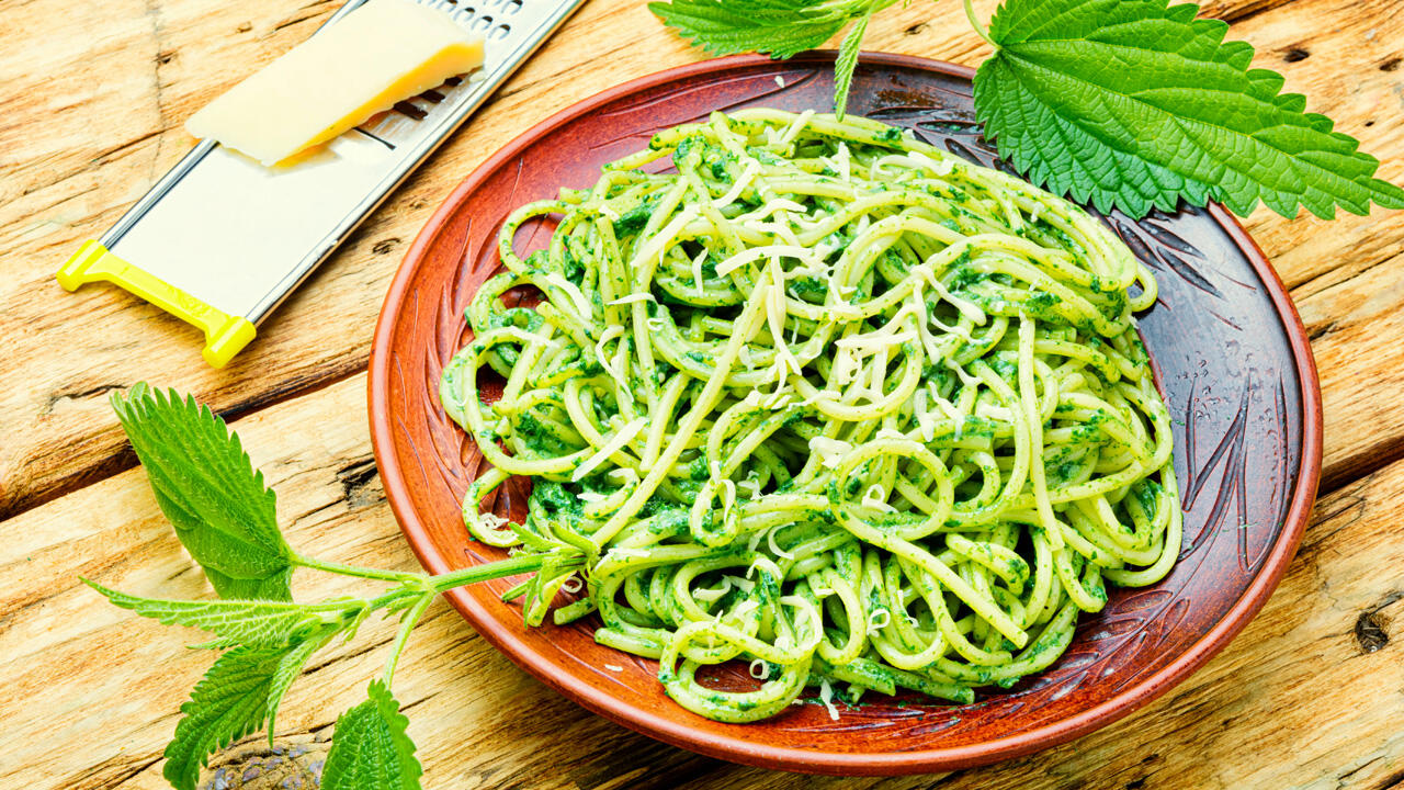 Spaghetti mit frischem Brennnesselpesto schmecken köstlich.