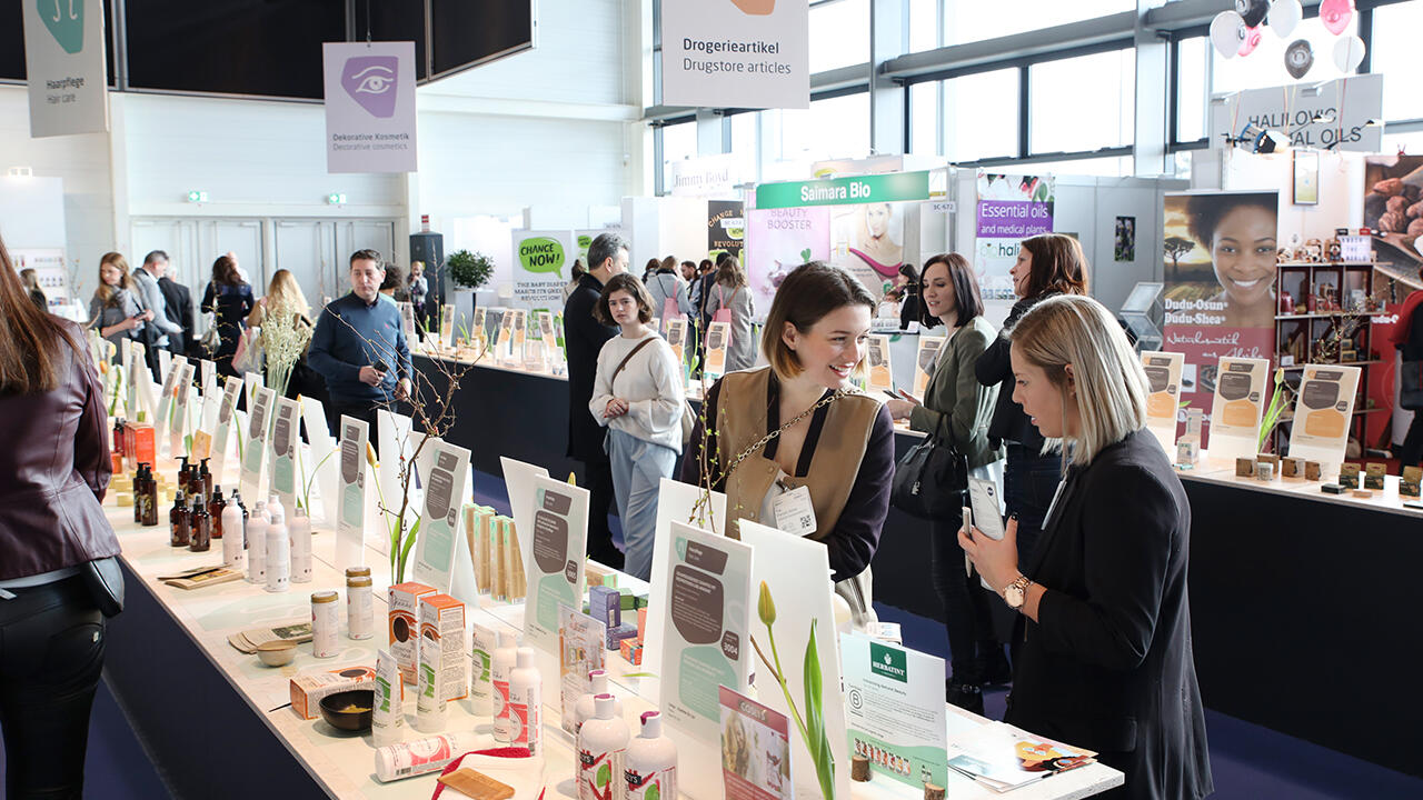 Der Naturkosmetikmarkt wächst seit Jahren, wie sich auch durch steigende Besucherzahlen auf Spezialmessen wie der Vivanesse in Nürnberg zeigt – das weckt Begehrlichkeiten bei konventionellen Herstellern.