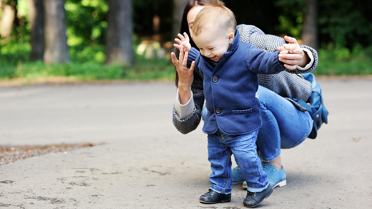 Spätestens wenn Kinder draußen laufen wollen, braucht es die ersten Schuhe.