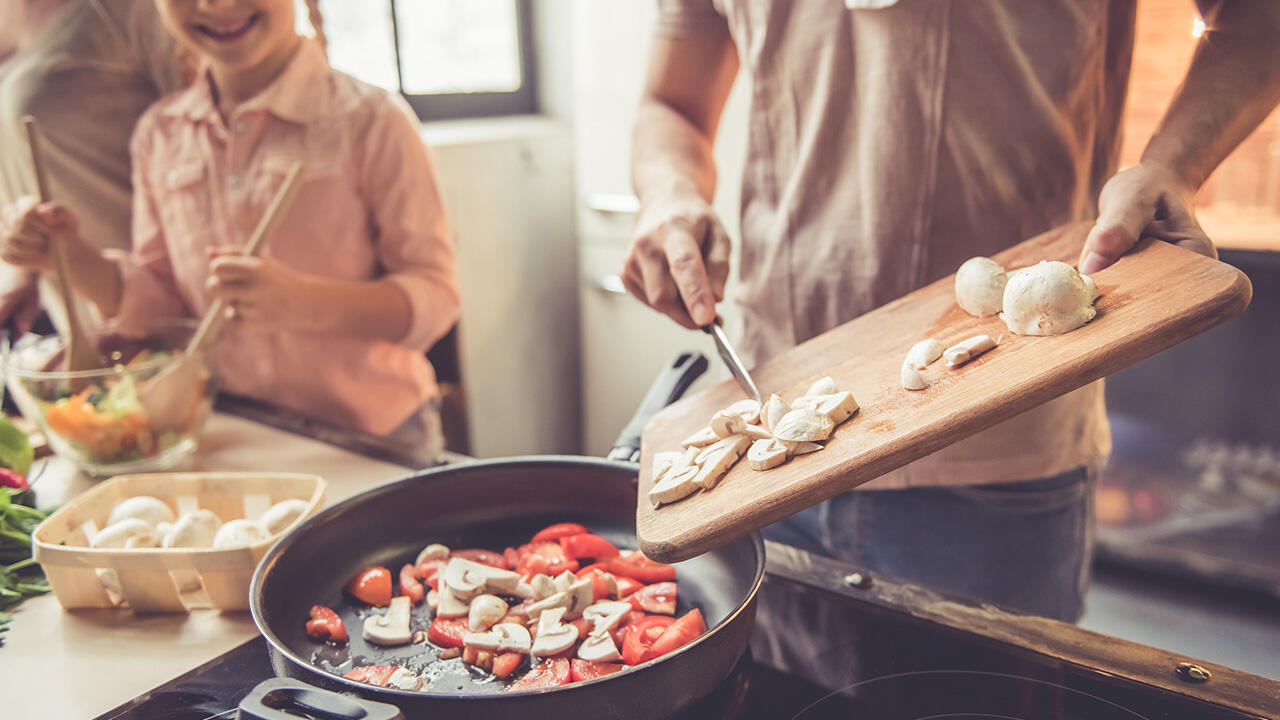 Nachhaltig Kochen: Wer selbst kocht, spart Geld, isst gesünder und schont die Umwelt.