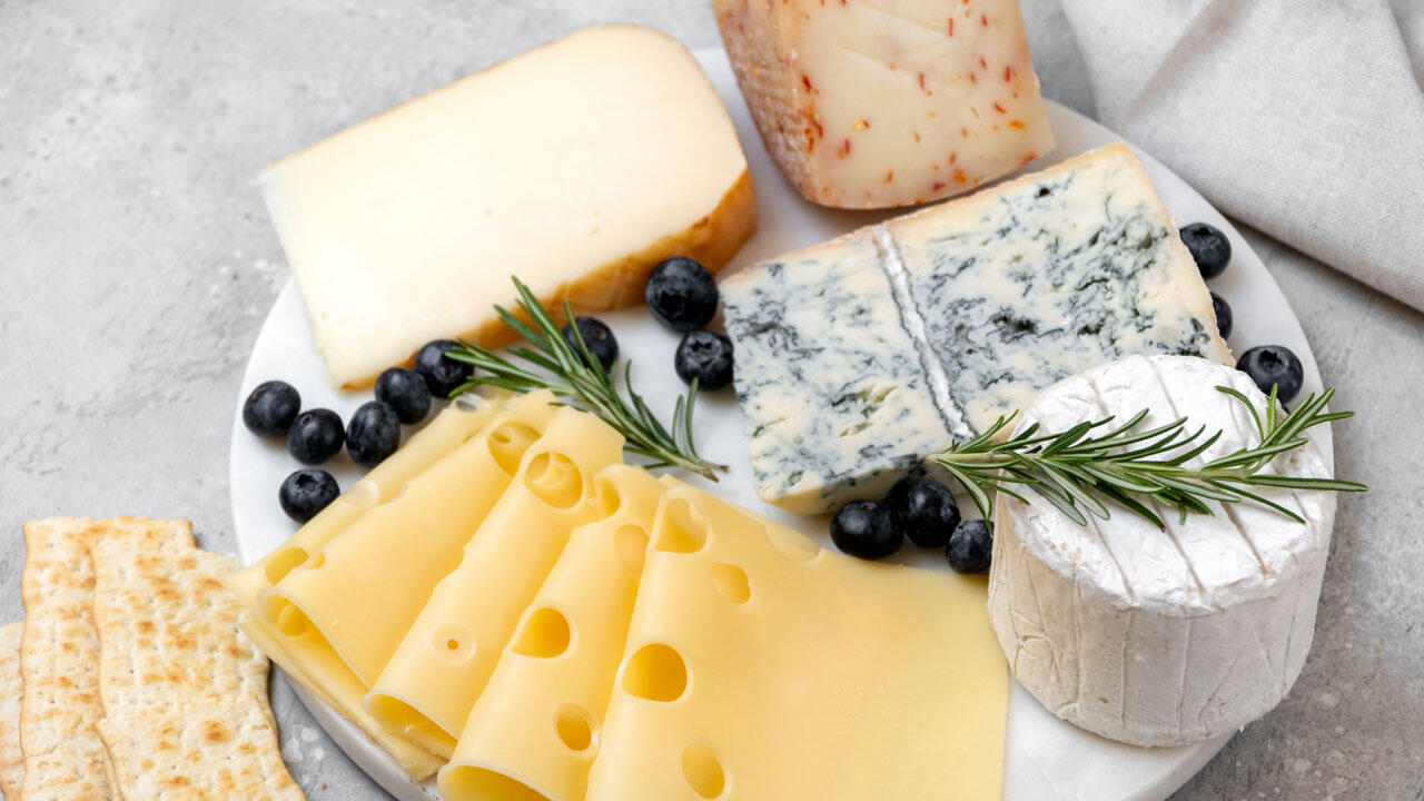 Weichkäse und Käse mit Oberflächenschmiere wird werdenden Müttern nicht empfohlen. Weichkäse und Käse mit Oberflächenschmiere wird werdenden Müttern nicht empfohlen.