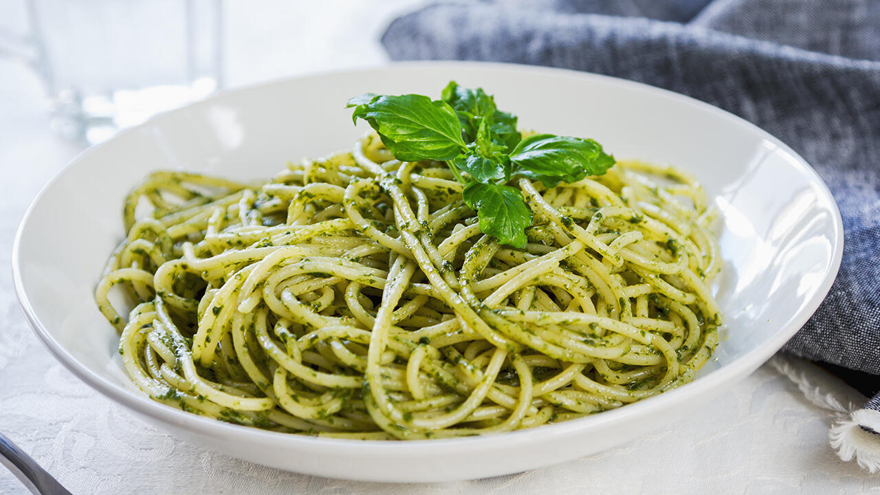 Nudeln mit Basilikum-Pesto: Die grünen Gläschen sind bei vielen Menschen beliebt.