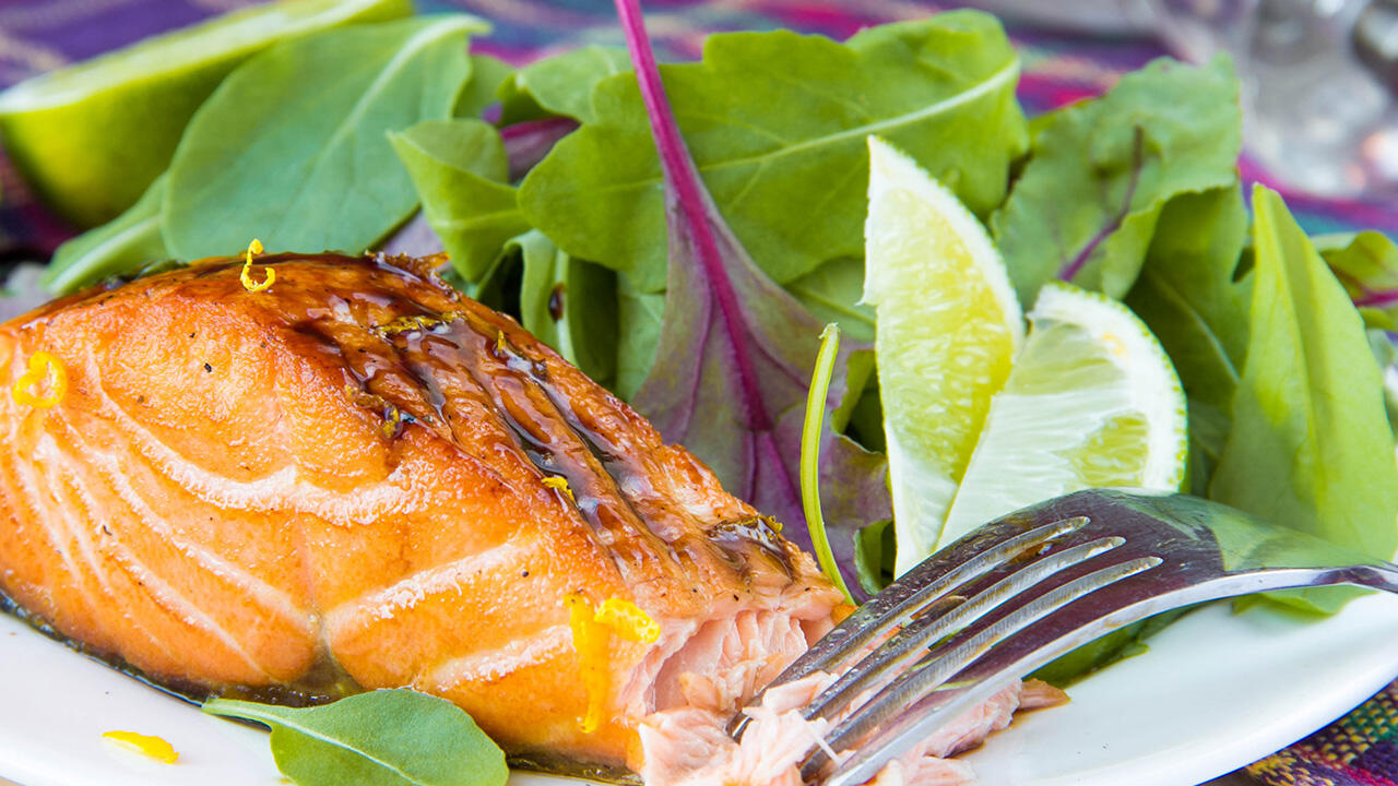 Lachs, Salat und Spinat: Für eine solche Mahlzeit können wir nur vier Spinatmarken empfehlen.