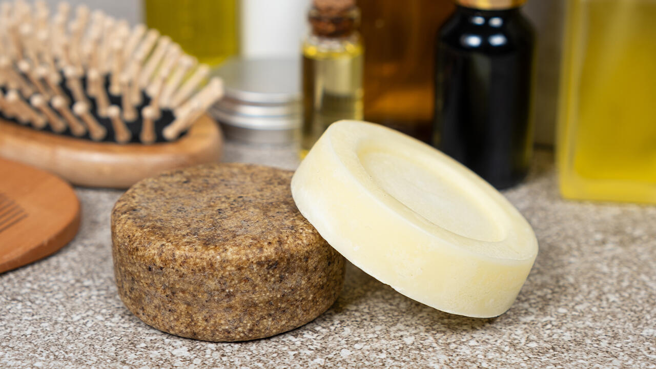 Neben festen Shampoos gibt es inzwischen auch zusätzliche feste Conditioner. Neben festen Shampoos gibt es inzwischen auch zusätzliche feste Conditioner.