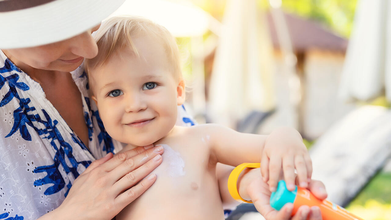 Sonnenschutz für Kinder: Wir können einige Sonnencremes für Babys und Kinder im Test mit "gut" und "sehr gut" empfehlen. Sonnenschutz für Kinder: Wir können einige Sonnencremes für Babys und Kinder im Test mit "gut" und "sehr gut" empfehlen.