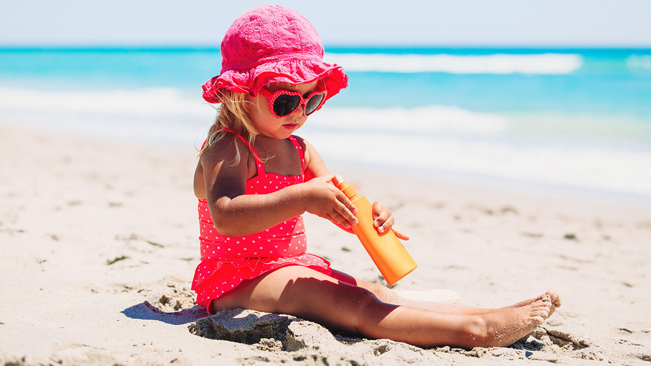 Wenn Kinder während der UV-intensiven Stunden im Freien sind, brauchen sie eine Sonnencreme mit hohem Lichtschutzfaktor. Wenn Kinder während der UV-intensiven Stunden im Freien sind, brauchen sie eine Sonnencreme mit hohem Lichtschutzfaktor.