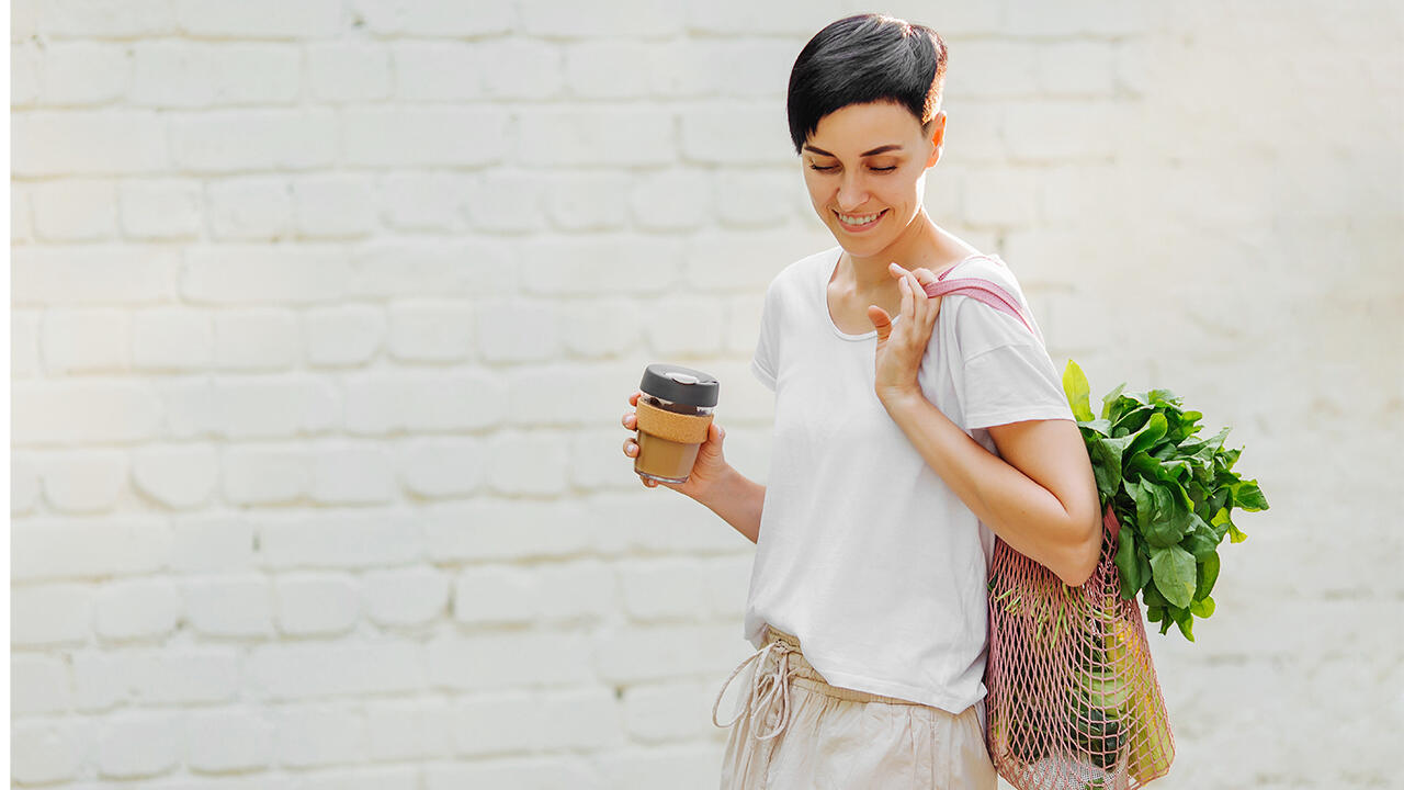 Wer Müll vermeiden möchte, leiht sich einen Mehrwegbecher im Café. Wer Müll vermeiden möchte, leiht sich einen Mehrwegbecher im Café.