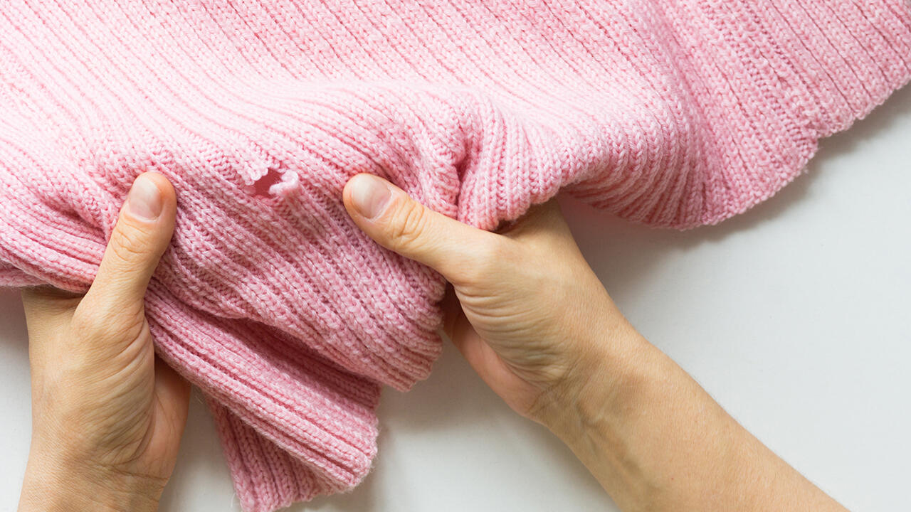 Die warme Jahreshälfte über lag er ungetragen im Schrank – und nun gleicht der Wollpullover einem Schweizer Käse. Löcher in der Kleidung deuten darauf hin, dass sich Kleidermotten im Schrank befinden. Die warme Jahreshälfte über lag er ungetragen im Schrank – und nun gleicht der Wollpullover einem Schweizer Käse. Löcher in der Kleidung deuten darauf hin, dass sich Kleidermotten im Schrank befinden.