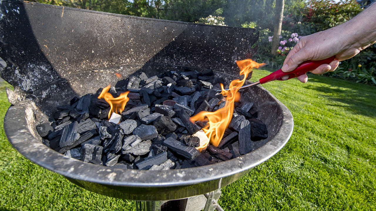 Auch Grillholzkohle kann eine sehr lange Vorglühzeit haben. Auch Grillholzkohle kann eine sehr lange Vorglühzeit haben.