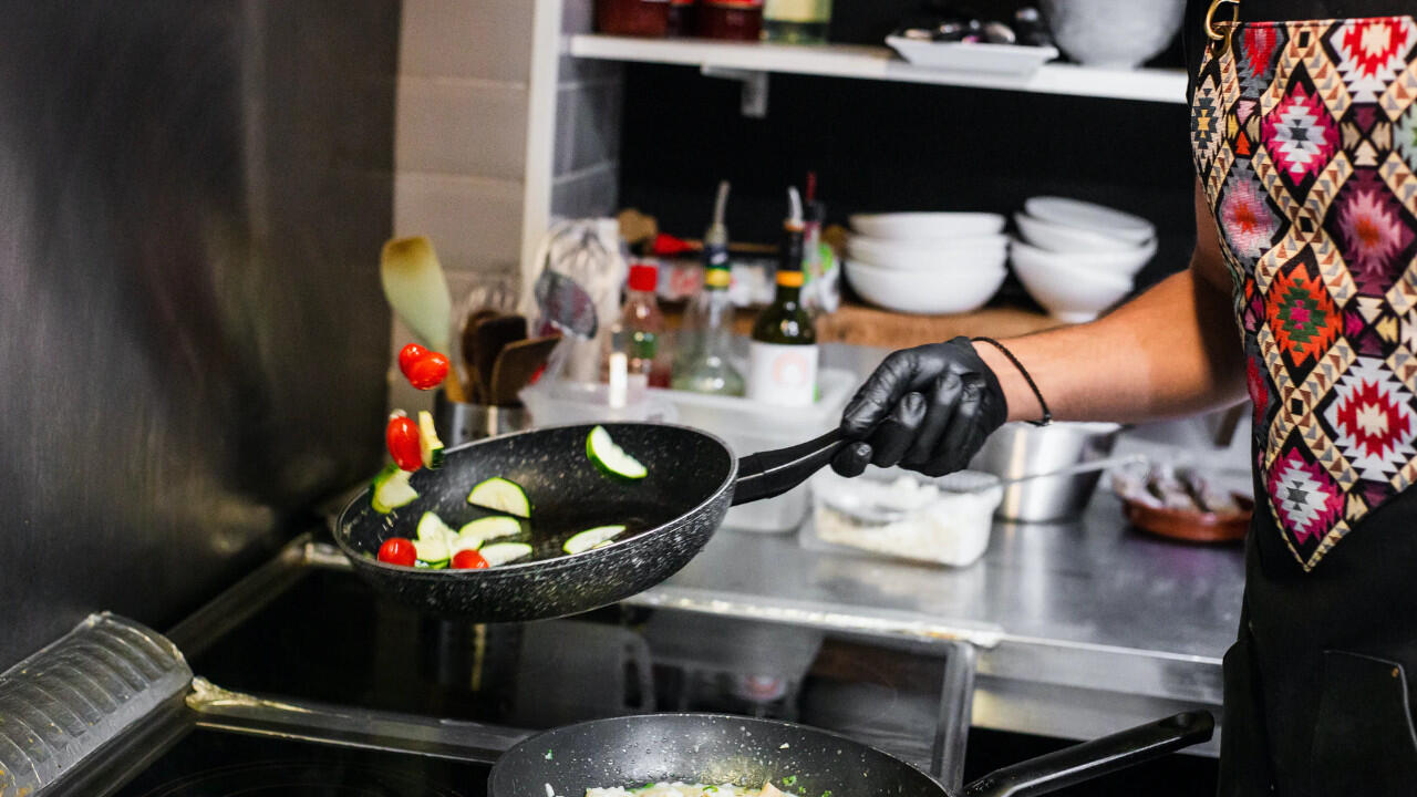 Teflonpfannen eignen sich super zum Braten von Gemüse und Co. – doch was, wenn die Teflonbeschichtung beschädigt ist? Teflonpfannen eignen sich super zum Braten von Gemüse und Co. – doch was, wenn die Teflonbeschichtung beschädigt ist?