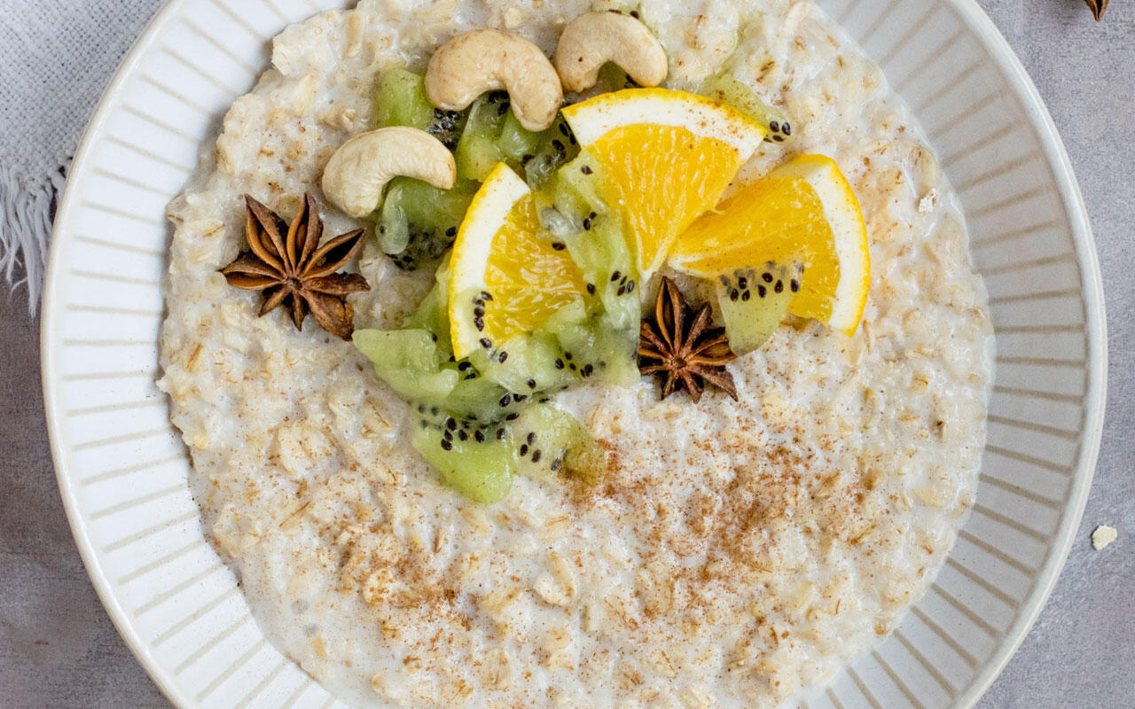 Süßer Haferschleim ist ein nahrhaftes Frühstück. Süßer Haferschleim ist ein nahrhaftes Frühstück.