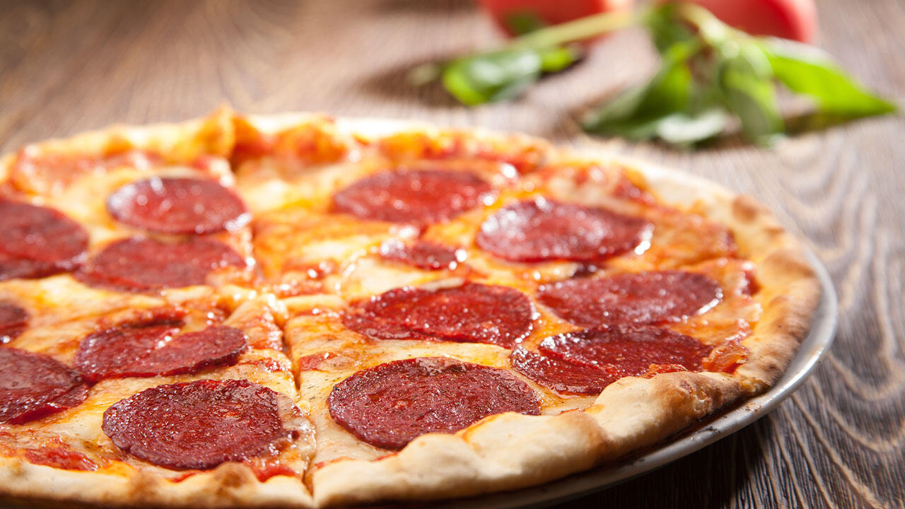 Insgesamt haben wir 20 Salamipizzen getestet. In einem Großteil davon fanden wir Spuren von Mineralöl. Insgesamt haben wir 20 Salamipizzen getestet. In einem Großteil davon fanden wir Spuren von Mineralöl.