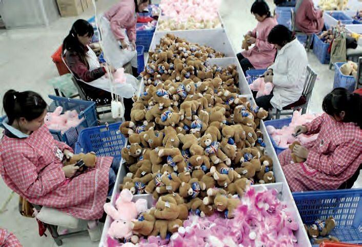 Made in China: Die meisten Spielzeugunternehmen lassen Teddys, Puppen und Co. inzwischen in Fernost produzieren. Auch viele Fälschungen werden hier hergestellt. Made in China: Die meisten Spielzeugunternehmen lassen Teddys, Puppen und Co. inzwischen in Fernost produzieren. Auch viele Fälschungen werden hier hergestellt.