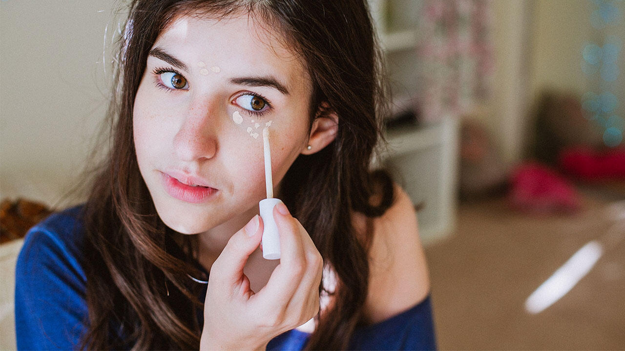 Concealer gilt als Geheimwaffe für kleine Makel jeder Art: Von Augenringen über Pickel bis hin zu Narben. Concealer gilt als Geheimwaffe für kleine Makel jeder Art: Von Augenringen über Pickel bis hin zu Narben.